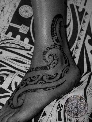  Tatouage maori, polynésien sur la cheville d'une femme